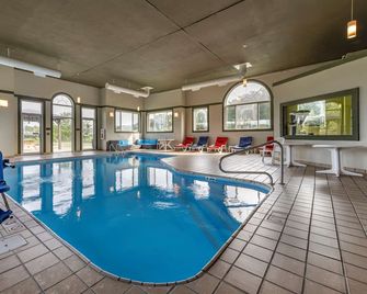 Comfort Inn & Suites Butler - Butler - Pool