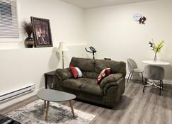 A Home Away From Home - Saskatoon - Living room