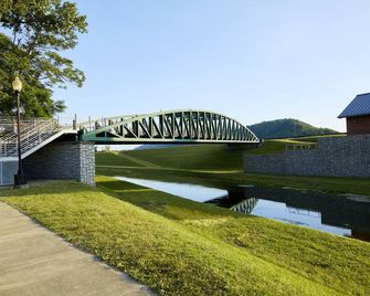 Fairfield Inn and Suites by Marriott Cumberland - Cumberland - Buiten zicht