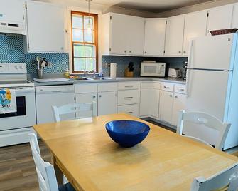 Ideal Location! 1 Block To Jenness Beach! - Rye - Kitchen