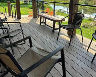 Fully Stocked Lake House with Hottub - Fremont - Balcón