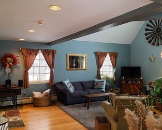 A fun filled,family friendly, farmhouse home, rural,but close to all amenities - Danielson - Living room