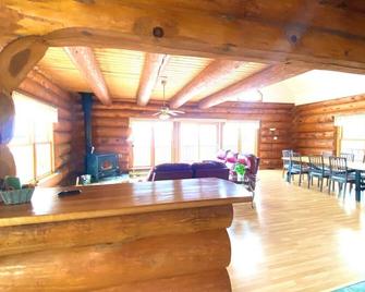 Privacy @ Bras d’Or Lake Eagle House Chalet - St. Peter's - Sala de estar