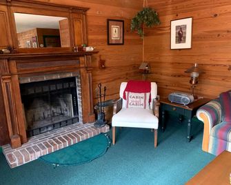 Private Family Vacation Rental In The Wi - Lac du Flambeau - Living room