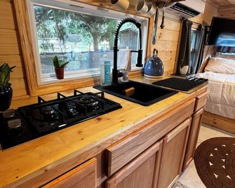 Soul Food Cafe Tiny Home Camper in charming Yemassee, SC with WiFi, Heat, AC, et - Yemassee - Küche