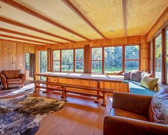 Blue Mountain Lake Lodge and Lake House Fairlie - Fairlie - Living room