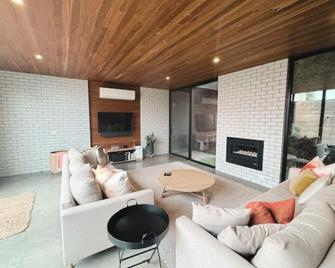 Stella on Stevens - Queenscliff - Living room