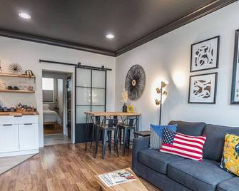 Downtown Dwelling 1616 In The Middle Of It All - Redding - Living room