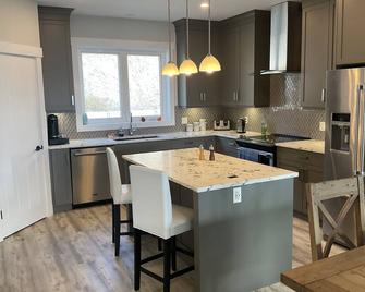 Stay at the Peregrine Lookout.Pet free, and fully climate controlled view home. - Merritt - Kitchen