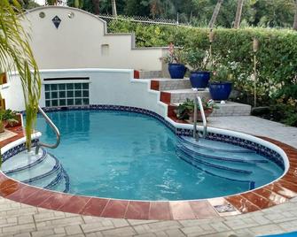 Affordable Luxury Apartment in Holetown St. James - Holetown - Pool