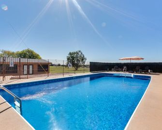 Ranch Getaway with Pool and Horse Stall Access! - Calera - Bể bơi