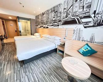 City Express Hotel (Guangning City Center Square Branch) - Zhaoqing - Bedroom