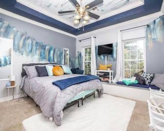 Whimsical Lake House - Claremore - Bedroom