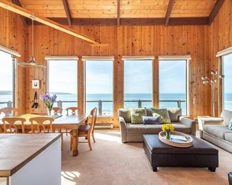 Breaking Waves! On The Bluff! Amazing Views!! Bbq! Fast Wifi! Walk To Beach!!! - Dillon Beach - Living room