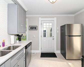 Cheerful 2-bedroom Cottage in Downtown Noblesville - Noblesville - Kitchen