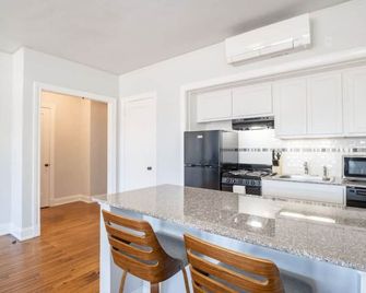City Vibes - Modern Suite In The Heart Of Downtown - Peoria - Kitchen