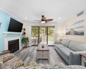 2 BR Villa Kingston Plantation- Perfect off season Retreat! - Myrtle Beach - Living room