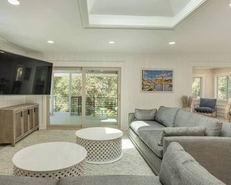 Luxury Beach House - 2min Walk to Beach - Private Pool - Group & Dog Friendly - Hilton Head Island - Sala de estar