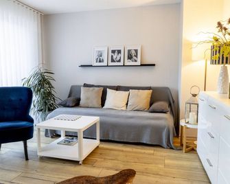 5 minutes from the pond with great hiking and biking trails - Schiffweiler - Wohnzimmer