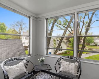 Comfy Nook- 2Bed, 20 Minutes from Wisconsin Dells - Portage - Balcón