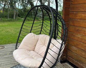 Cozy Cabin - 15 mins from Calgary - De Winton - Patio