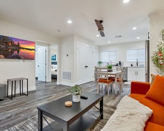 Walk to Kings Beach | Summer Cabin Retreat! - Kings Beach - Living room