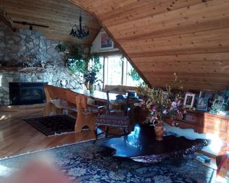 Cozy Hunter Themed Room With Hot Breakfast - Kasilof - Comedor
