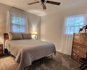 Updated cottage, Screened Patio, Near Lake Barkley - Cadiz - Habitación