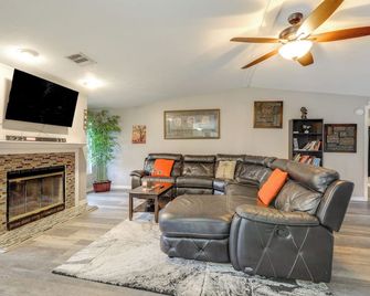 Family-Friendly Palm City Home: 14 Mi to Beach! - Palm City - Living room