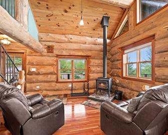 Beautiful Log Cabin, Stunning Lake Superior & Tettegouche view, private - Silver Bay - Living room