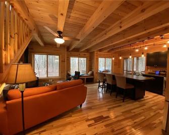 Quiet Sports Oasis-Wooded & Private-Ski In/Ski Out - Cable - Living room