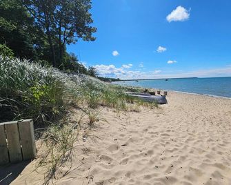 Private Beach - Secluded waterfront cottage & spacious outdoor space - Port Austin - Playa