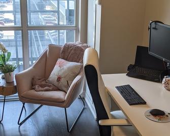 Luxury Condo- Go Station, Gym, Pool, Bbqs - Burlington - Living room