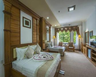 Hotel Shwe Nann Htike - Pyin Oo Lwin - Bedroom