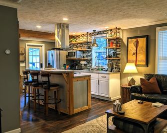 Modern industrial chic open concept home - 15 mins from Downtown - Bay Village - Kitchen