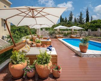 An elevated Mediterranean residence with island & sea views - Racisce - Piscine