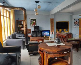 The old monk - Kaza Khas - Living room
