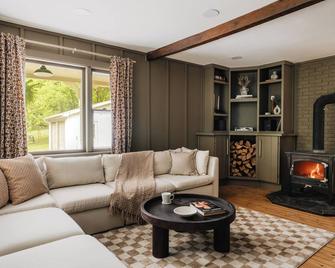 Roebling House • 1850s Cabin • Hot Tub • Fire Pit - Barryville - Living room