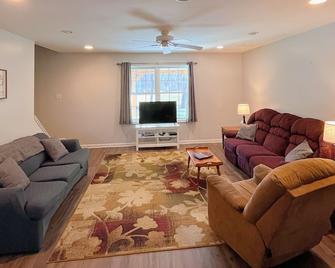 The River House: stone section built in 1790, borders the scenic Juniata River! - Mifflintown - Living room