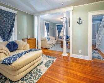 Nautical 3br Sleeps 8 @ Tweed Airport W/ Fire Pit + Smart Tvs Near Beach & Yale - New Haven - Living room