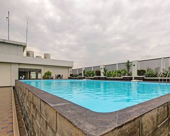 Super OYO 90245 Tridasa - Medan - Pool
