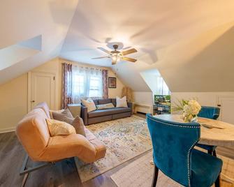 Prime Location, Private Loft Apartment. Well-Appointed for Comfort & Convenience - Princeton - Living room