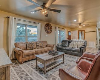 Veranda Views Racetrak2.5milesgmroomdiscgolfutv Parking - Ruidoso Downs - Living room