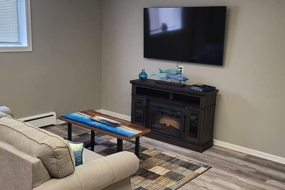 Gorgeous unit near Lake Michigan - Port Washington - Living room