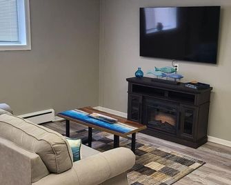 Gorgeous unit near Lake Michigan - Port Washington - Living room