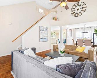 Stylish Home Pet-Friendly 3br 3ba Private Fence Backyard - Fuquay-Varina - Sala de estar
