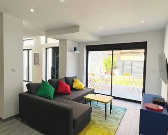 ValenStay - Maison groupes ou famille - Netflix - Petite-Forêt - Salon