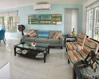 \'Butterfly House\' Welcome to paradise! - Lucea - Living room