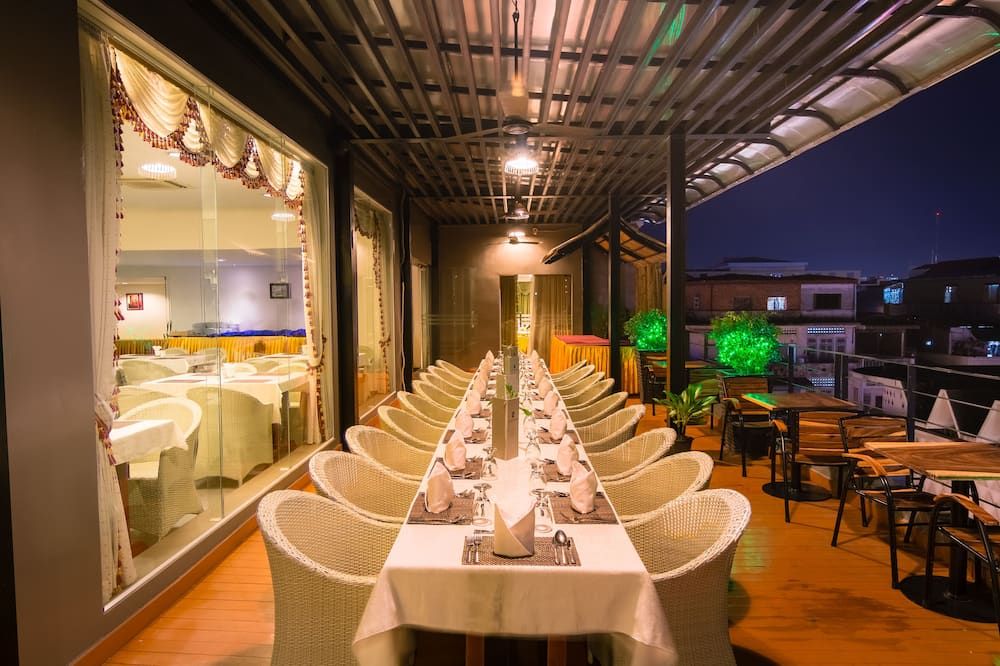 Altos Hotel - פנום פאן - מסעדה