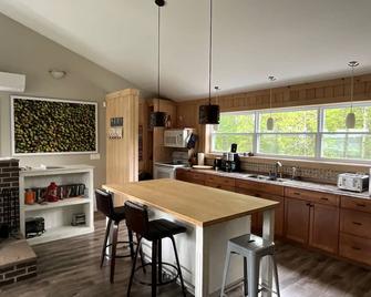 Couples Retreat- private loft apartment with water access and beautiful views. - Rexton - Cocina